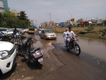 Service roads on Mumbai Kolhapur highway are flooded due to rain | मुंबई - कोल्हापूर महामार्गावरील सेवा रस्त्यांना पावसाने ओढ्यांचे स्वरूप