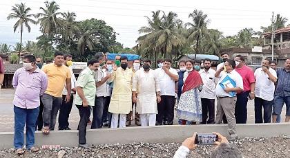 Inspection of the collapsed box of the flyover at Kankavli | कणकवलीतील उड्डाण पुलाची कोसळलेल्या बॉक्सेलची पाहणी