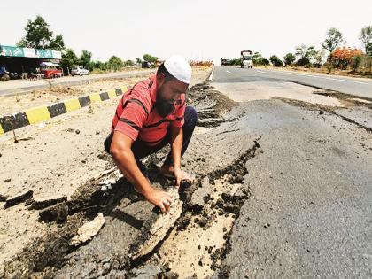 Invitation to accidents; The Solapur-Dhule highway was demolished in just five months | अपघातांना निमंत्रण; सोलापूर - धुळे महामार्ग अवघ्या पाच महिन्यांतच उखडला