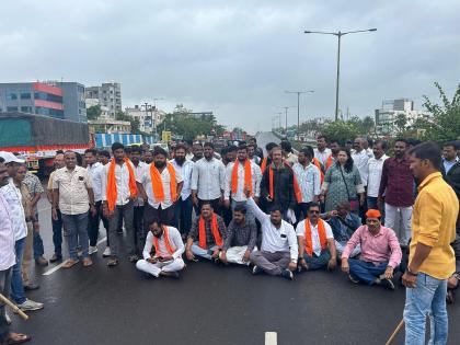 Hindu organizations blocked the Pune-Bangalore highway | Satara: हिंदुत्ववादी संघटनांनी पुणे-बंगळुरू महामार्ग रोखला, वाहतूक संथ गतीने सुरू