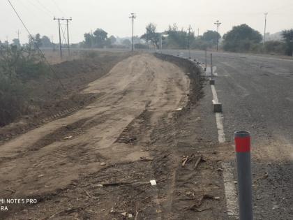 Use of soil instead of murum in the National Highway | राष्ट्रीय महामार्गाच्या कामात मुरुमाऐवजी मातीचा वापर