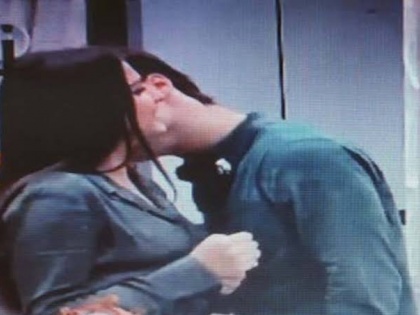 Bigg Boss 13: asim riaz and himanshi khurana kiss each other in bigg boss13 house watch video | Bigg Boss 13 : घरात जाताच ही सदस्य विसरून गेली तिच्या बॉयफ्रेंडला, आसिमला केलं Kiss