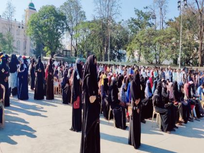 thousand girls in pune azam campus for hijab controversy | Hijab Controversy: पुण्यातील आझम कॅम्पसमध्ये हिजाबच्या समर्थनार्थ शेकडो तरुणी एकत्र