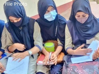 Hindu organization VHP uproar over muslim girl students coming to school with hijab in Surat at gujarat | परीक्षा देण्यासाठी हिजाब घालून पोहोचल्या मुस्लीम विद्यार्थिनी, VHP कडून तीव्र विरोध, 15 जणांना अटक