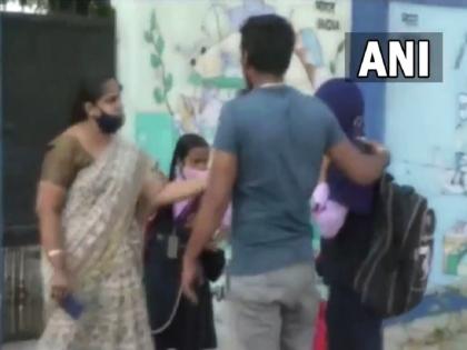 Karnatak | Hijab Controversy | teacher stopped student at the gate, gave entry after she removed the 'hijab' | Video:हिजाब काढा, मगच शाळेत या; कोर्टाच्या सूचनेचं शिक्षिकेनं पालन केलं, पालकांनाही समजावलं!