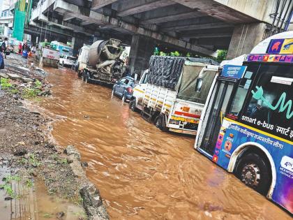 Roads in Hinjewadi were submerged due to heavy rains that lasted for about forty minutes along with thundershowers | ‘आयटी’नगरीतील रस्ते अवघ्या ४० मिनिटांत पाण्याखाली; पाण्याचे नैसर्गिक प्रवाह बुजवल्याचा फटका Roads in Hinjewadi were submerged due to heavy rains that lasted for about forty minutes along with thundershowers | ‘आयटी’नगरीतील रस्ते अवघ्या ४० मिनिटांत पाण्याखाली; पाण्याचे नैसर्गिक प्रवाह बुजवल्याचा फटका