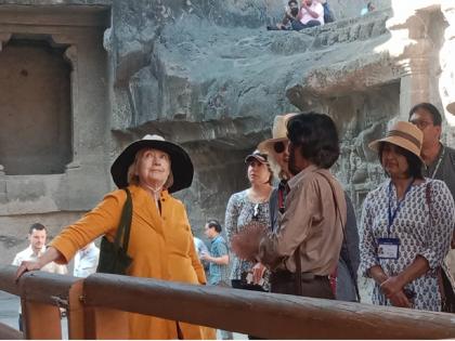 Former US Secretary of State Hillary Clinton in Ellora Caves; she lost in the unique beauty of caves | अमेरिकेच्या माजी परराष्ट्र मंत्री हिलरी क्लिंटन वेरूळ लेणीत; अद्वितीय सौंदर्य पाहून हरखून गेल्या