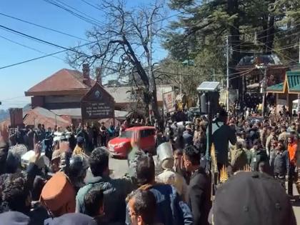 Himachal Political Crisis: Huge ruckus at Himachal Assembly gate, attempted attack on rebel Congress MLAs, BJP MLA's health deteriorated | Himachal Political Crsis: हिमाचल विधानसभेच्या गेटवर मोठा गोंधळ, काँग्रेसच्या बंडखोर आमदारांवर हल्ल्याचा प्रयत्न, भाजपा आमदाराची प्रकृती खालावली