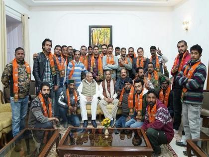 shimla days ahead of himachal assembly election 26 congress leaders join bjp | हिमाचल प्रदेश निवडणुकीपूर्वी काँग्रेसला मोठा झटका, 26 नेत्यांचा भाजपमध्ये प्रवेश