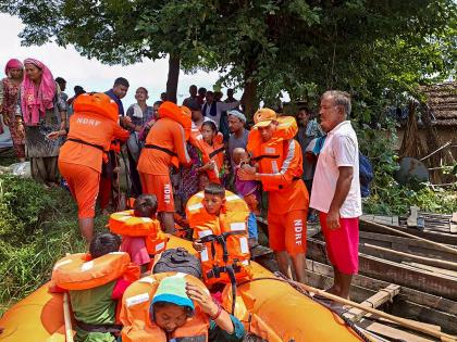 rainstorm in devbhoomi 74 dead in three days 10000 crore loss in himachal pradesh | देवभूमीत पावसाचे तांडव; तीन दिवसांमध्ये ७४ बळी, हिमाचलमध्ये १०,००० कोटींचे नुकसान