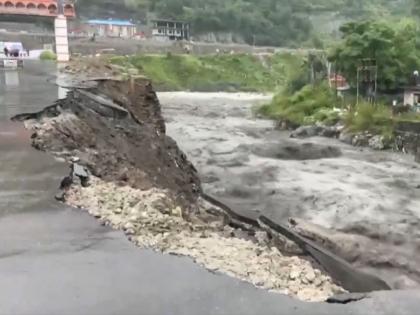 Himachal Pradesh News Updates: Cloudburst in Kullu Lag Valley leaves shops, land and crops damaged | Himachal Pradesh: हिमाचलच्या कुल्लूमध्ये ढगफुटी; अनेक घरे, गाड्या गेल्या वाहून, ४०० रस्ते बंद! Himachal Pradesh News Updates: Cloudburst in Kullu Lag Valley leaves shops, land and crops damaged | Himachal Pradesh: हिमाचलच्या कुल्लूमध्ये ढगफुटी; अनेक घरे, गाड्या गेल्या वाहून, ४०० रस्ते बंद!