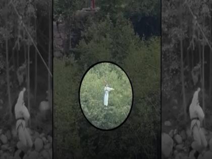 Screams of joy turned into tears the zipline broke in the middle, the girl fell 30 feet | आनंदात ओरडणे रडण्यात बदलले; मध्येच झिपलाइन तुटली, मुलगी ३० फूट खाली पडली Screams of joy turned into tears the zipline broke in the middle, the girl fell 30 feet | आनंदात ओरडणे रडण्यात बदलले; मध्येच झिपलाइन तुटली, मुलगी ३० फूट खाली पडली