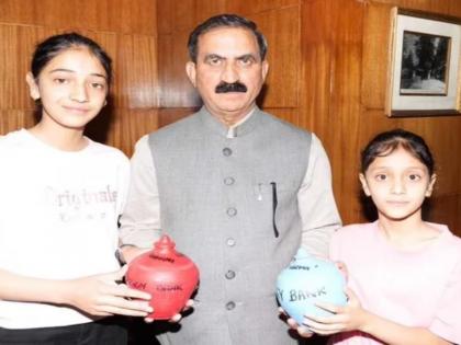 two shimla school girls donate piggy bank money to cm for himachal pradesh disaster relief fund | हिमाचल आपत्ती: विद्यार्थिनींनी मुख्यमंत्र्यांना दिली पिगी बँक; रिलीफ फंडसाठी 20 हजारांची मदत