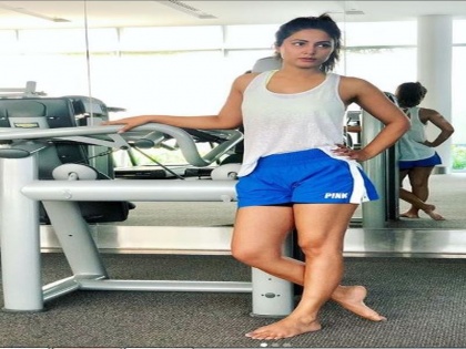 Hina Khan's workout video viral | हिना खानचा वर्कआउट व्हिडिओ व्हायरल