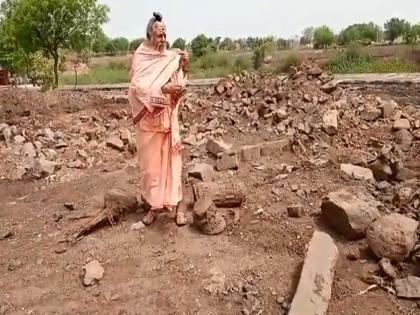 ancient sculptures found during excavations in the temple area, stone tanks in Aundha | औंढ्यात मंदिर परिसरात खोदकाम करताना आढळले पुरातन शिल्प, दगडी कुंड