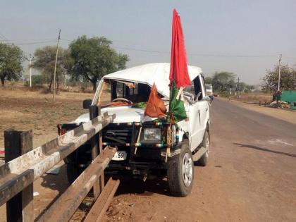 Due to brake failure, the jeep stuck in the truck; The incident in Aunda Nagnath | ब्रेक निकामी झाल्याने जीपची उभ्या ट्रकला धडक; औंढा नागनाथ येथील घटना 