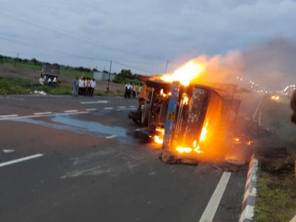 Tires of trucks transporting timber burst; After overturning on the road fire in truck, the traffic came to a standstill | लाकूड वाहतूक करणाऱ्या ट्रकचे टायर फुटले; रस्त्यावर उलटल्यानंतर पेट घेतल्याने वाहतूक ठप्प