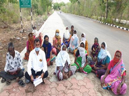 'Men also sell household rations for addiction'; Helpless women hit the Hingoli district office for a ban on alcohol | 'व्यसनासाठी पुरुषांनी घरातील राशनही विकले'; हतबल महिला दारूबंदीसाठी धडकल्या जिल्हा कचेरीवर