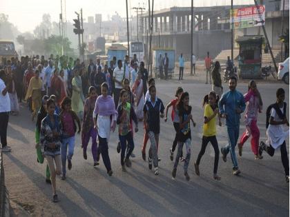 Hingoli celebrated the National 'Ekta Marathon' and Sankalp Day | हिंगोलीत राष्ट्रीय ‘एकता दौड’ व संकल्प दिन उत्साहात साजरा