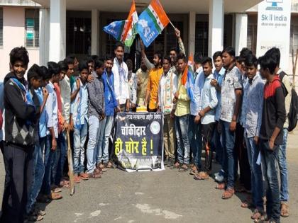 Hingoli Congress cut carrot cake against state government | हिंगोलीत कॉंग्रेसने गाजराचा केक कापून केला सरकारचा निषेध