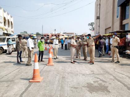 SP himself came on the field to discipline the traffic of Hingoli ! | वाहतुकीला शिस्त लावण्यासाठी खुद्द एसपीच उतरले मैदानात !