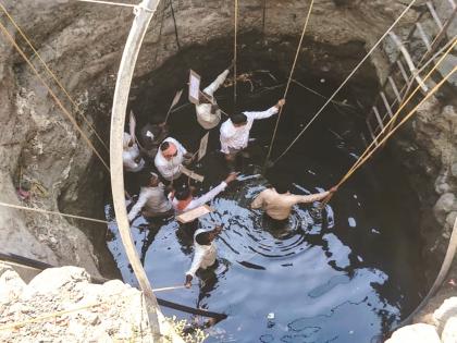 सिंचाई कुआँ घोटाला: किसानों का विरोध; धन का गबन।