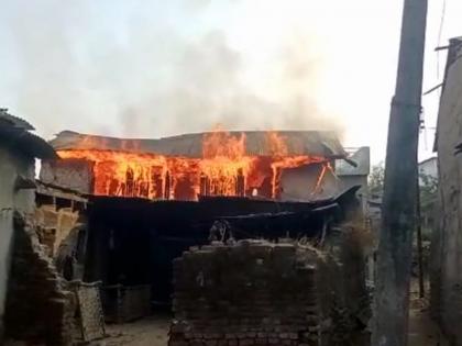 house fire at khudaj hingoli a loss of lakhs of rupees | खुडज येथे घराला आग; लाखो रुपयांचे नुकसान