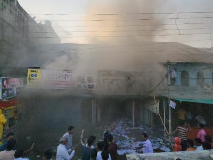 two shops gutted by fire incident in hingoli town materials worth lakhs of rupees were burnt | दोन दुकाने आगीच्या भक्ष्यस्थानी, हिंगोली शहरातील घटना; लाखों रूपयांचे साहित्य जळून खाक