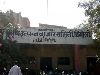 The employees poured petrol on themselves during the meeting of the Agricultural Produce Market Committee | कृषी उत्पन्न बाजारसमितीतील बैठकीत कर्मचाऱ्यांने अंगावर ओतून घेतले पेट्रोल