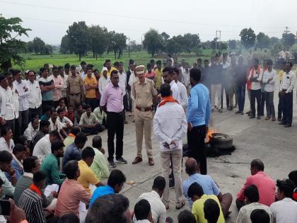 Block road on Hingoli-Sengaon road to protest the Antarwali Sarati incident | अंतरवाली सराटी घटनेच्या निषेधार्थ हिंगोली- सेनगाव मार्गावर रास्ता रोको