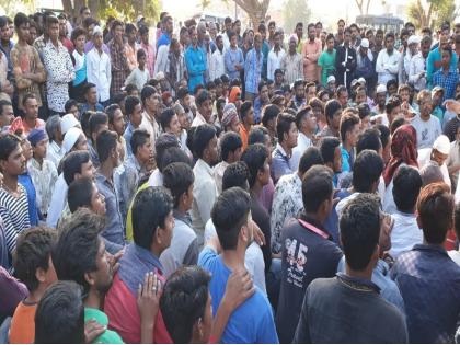 In Hingoli, hang him who raped against baby; Demand of citizens of Bawankholi | हिंगोलीत चिमुरडीवर अत्याचार करणाऱ्यास फाशीची शिक्षा द्या;बावणखोली येथील नागरिकांची मागणी 