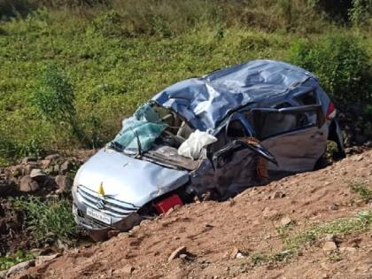 The car overturned due to soybean stalks on the highway; Teacher killed in horrific accident | महामार्गावरील सोयाबीनच्या गंजीमुळे कार उलटली; भीषण अपघातात शिक्षक ठार