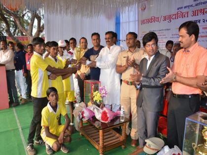 Hingoli Divisional Sports Championship concludes | हिंगोली येथील विभागीय क्रीडास्पर्धेचा समारोप; सांघीक खेळात किनवट-धारणी-कळमनुरी संघांची बाजी 