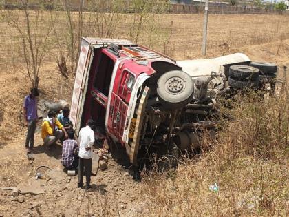 One killed in a truck-tractor crash in Hingoli | हिंगोलीत ट्रक-ट्रॅक्टरच्या अपघातात एक ठार