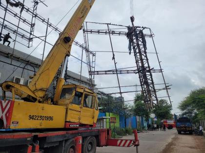 PMRDA on action mode! Action started on dangerous hoardings in Hinjewadi  | पीएमआरडीए ऍक्शन मोडवर! हिंजवडीत धोकादायक होर्डिंग्जवर कारवाई सुरु