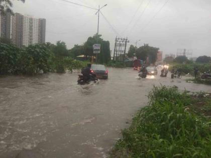 Hinjewadi - Bodke Wadi Phata on Man Road under water Traffic slows down in IT Park | हिंजवडी - माण रस्त्यावरील बोडके वाडी फाटा पाण्याखाली; आयटी पार्क मधील वाहतूक मंदावली