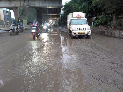 pimpari-chinchwad potholes mud and encroachments on roads in Hinjewadi | हिंजवडीत रस्त्यांवर खड्डे, चिखल, अतिक्रमणांचा राडारोडा;मुसळधार पावसामुळे प्रशासनाचे वाभाडे