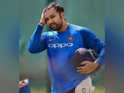 India vs Australia : Rohit Sharma stands 46 runs away from equalling Sourav Ganguly's ELITE record | India vs Australia : रोहित शर्माला पाचव्या सामन्यात तेंडुलकर व धोनीचा 'हा' खास विक्रम मोडण्याची संधी
