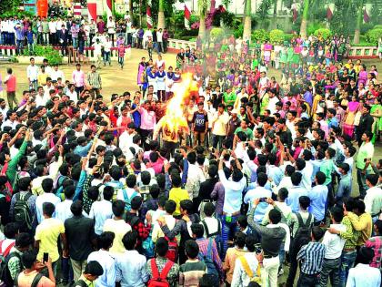 Shyam Manav's symbolic statue combustion | श्याम मानव यांच्या प्रतीकात्मक पुतळ्याचे दहन Shyam Manav's symbolic statue combustion | श्याम मानव यांच्या प्रतीकात्मक पुतळ्याचे दहन