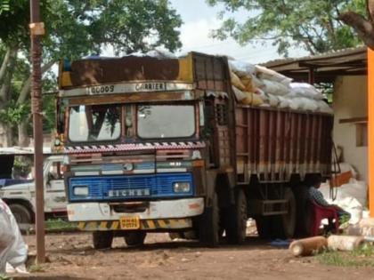 Stock of 300 quintals of wheat and rice seized from Hivarkhed | हिवरखेड येथून ३०० क्विंटल गहू-तांदळाचा साठा जप्त