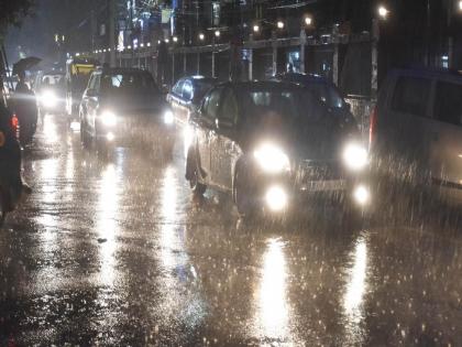 Rain in winter lashes in various district in mumbai | मुंबई ढगाळ, ऐन हिवाळ्यात ‘पावसाळा’