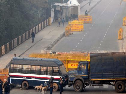 Borders sealed on all sides due to farmers' agitation; placing barricades at multiple levels | शेतकरी आंदोलनामुळे सर्व बाजूंनी सीमा सील; अनेक स्तरांवर बॅरिकेड्स लावल्याने कोंडी