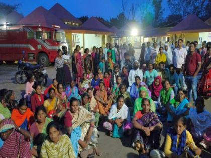 Municipal administration bulldozer on slum encroachment, encroachment holder along with children stays in municipal office premises | घर मोडले, संसारोपयोगी साहित्य उचलून नेले, आम्ही जायचे कोठे?, अतिक्रमणधारकांचा आर्त सवाल