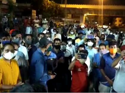 police custody aap leader outside hospital People gathered in protest in Nashik | नाशिकमध्ये हॉस्पिटल विरोधातील 'अर्धनग्न' आंदोलकांना पोलिसांनी उचलले; विरोधात लोक जमले