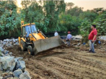 Type of road construction by laying pipes in the creek | खाडीत पाइप टाकून रस्ता बांधण्याचा प्रकार