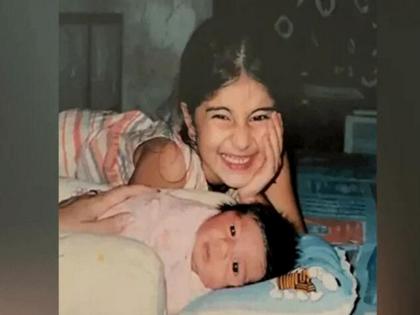 Do you know the girl who gave a cute smile with her hand on her cheek next to the baby? Today, she is the top Bollywood actress. | बाळाच्या शेजारी गालावार हात ठेवून क्युट स्माइल देणाऱ्या मुलीला ओळखलंत का?, आज आहे बॉलिवूडची टॉपची अभिनेत्री