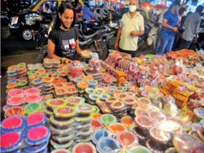 Diwali shopping in markets; Shops decorated; Consumers came for Diwali shopping pdc | बाजारपेठांत खरेदीचा ‘दीपोत्सव’; दुकाने सजली; दिवाळीच्या खरेदीसाठी ग्राहकांची झुंबड