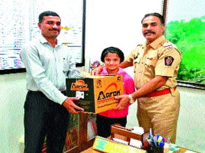 A little girl's participation in Helmet campaign | हेल्मेट मोहिमेत एका लहान मुलीचा सहभाग