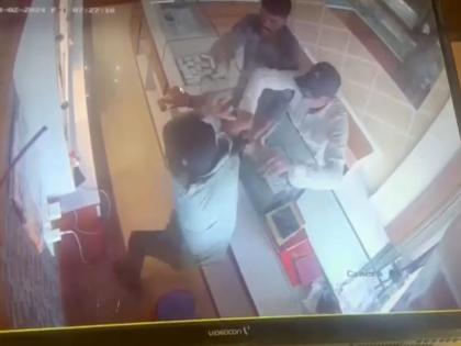 Jewelers robbed at gunpoint in Hinjewadi The incident was caught on CCTV | Video: हिंजवडीत पिस्तुलाचा धाक दाखवून ज्वेलर्सवर दरोडा; घटना सीसीटीव्हीत कैद