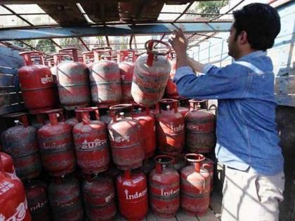 No LPG gas, villagers started firewood, 42 per cent of people left LPG cooking, the survey said | LPG Price Hike: गॅस नको, चूल पेटवू लागले गावकरी! दरवाढीने 42 टक्के लोकांचे कंबरडे मोडले, सर्व्हे